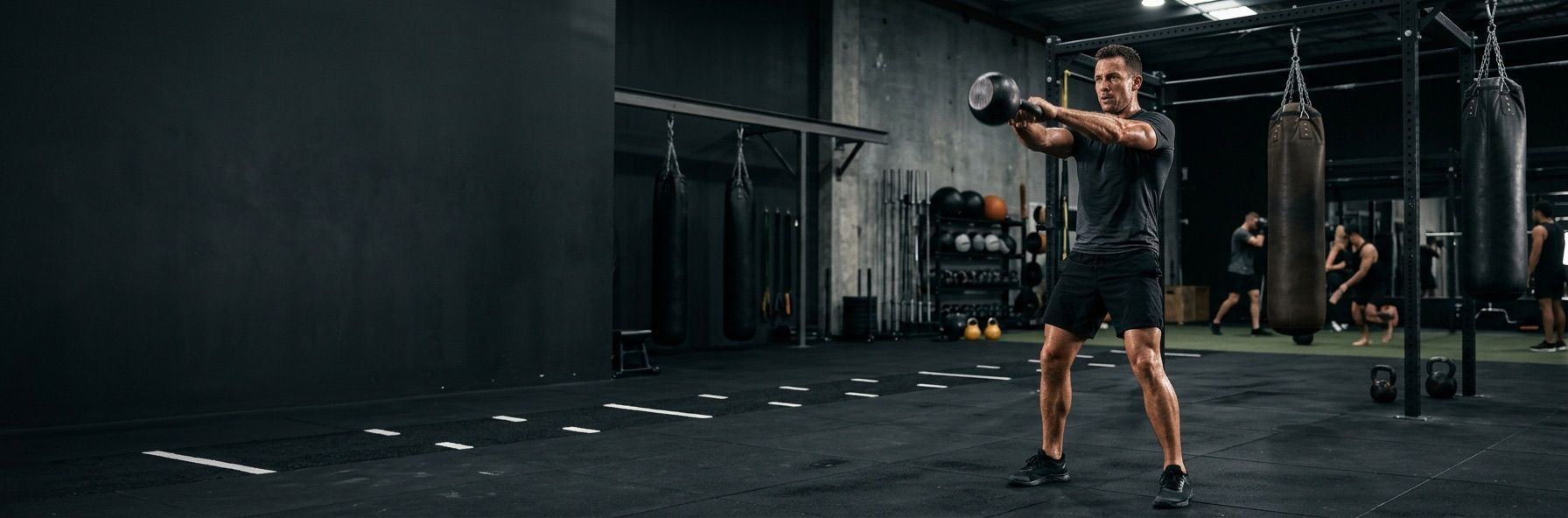 Sportiv la antrenament cu kettlebell într-o sală de fitness
